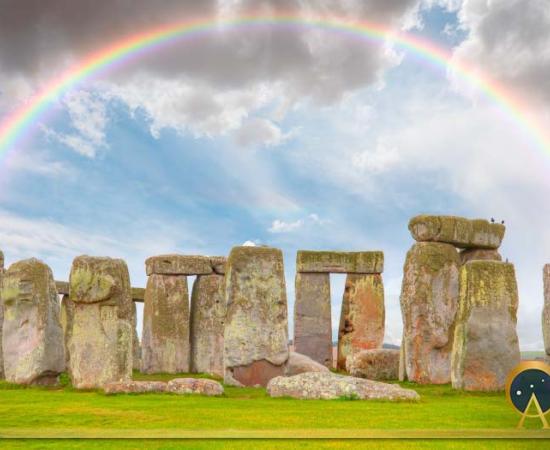 Panoramic view of Stonehenge with rainbow - United Kingdom (muratart / Adobe Stock)