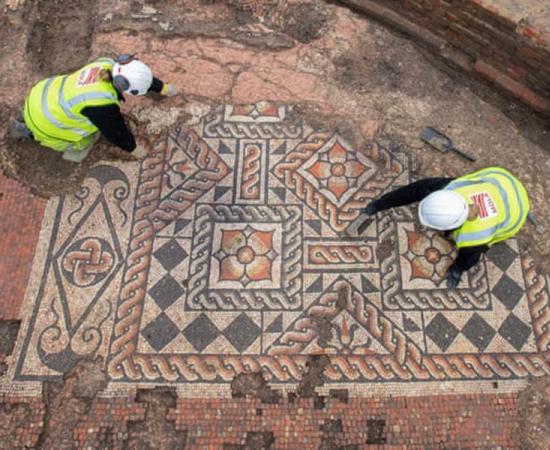Archaeologists near London Bridge have discovered a large Roman mosaic in London. Source: Andy Choppin / MOLA