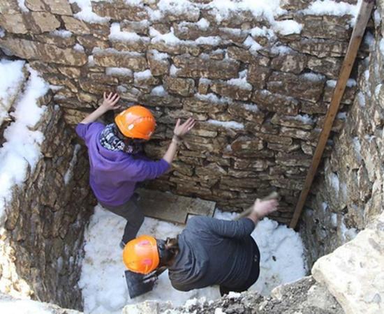 Researchers test their theory by packing the shaft with snow. Image: Peter-Andrew Schwarz