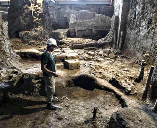 The ruins of the Roman rooms lie in the interior of the Palace Canevari, former headquarters of the Italian Geological Institute 