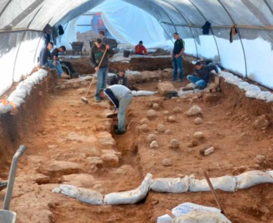 The Russian Compound excavation site in central Jerusalem and the Roman siege engine ballista stones found there, which were then used to plot the launch location of the projectiles. Source: Yoli Schwartz / Israel Antiquities Authority