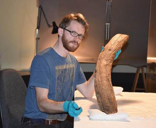 Dr. Rafał Wieczorek at the Berlin Museum analyzing the rongorongo tablet. Source: R. Wieczorek.