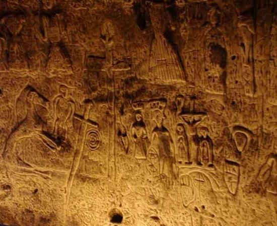 The mysterious and elaborately carved walls of Royston Cave. Source: Sizbut / Flickr