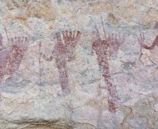 Rock art of the San people, who were among the rock artists who made petroglyphs at Kurukop. 
