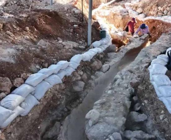 Archaeologists work on the ancient Upper-Level Second Temple Period Aqueduct, which provided the city with fresh water.      Source: Emil Aladjem/IAA
