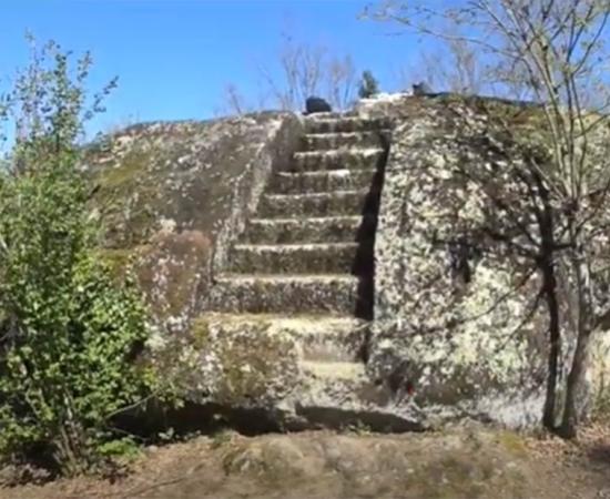 Steps leading to an Etruscan rock altar. (Mundo Analogico / YouTube Screenshot)