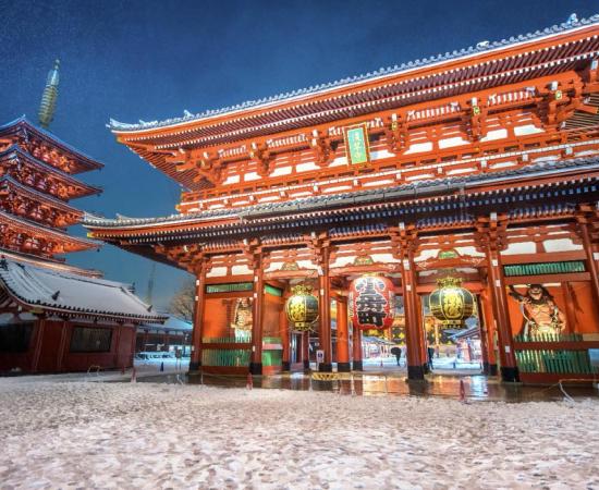Heavy snow blizzard in Tokyo - Sensoji Temple in Asakusa, Japan. Source: martinhosmat083 / Adobe Stock