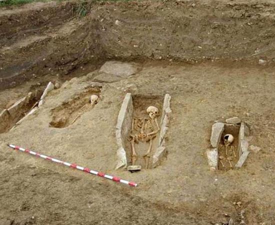 Some of the graves enclosed by stone slabs found in the medieval cemetery of Arganzón.