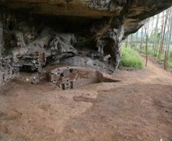 Huangmenyan cave, site of the squatting burial found in China.