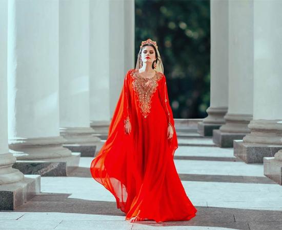 Sultan Razia never gave up her rightful place as heir. One Friday, dressed in red, the color of protest, she visited Quwwat-ul-Islam mosque to appeal to her people for justice. Source: kharchenkoirina / Adobe Stock