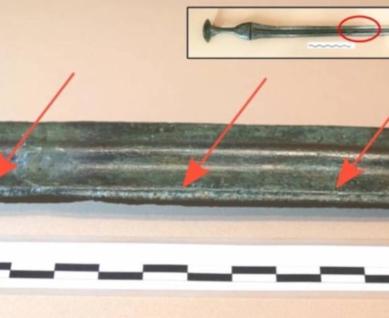 Image of the sword from Lloseta and detail of the burrs on the edge of the blade