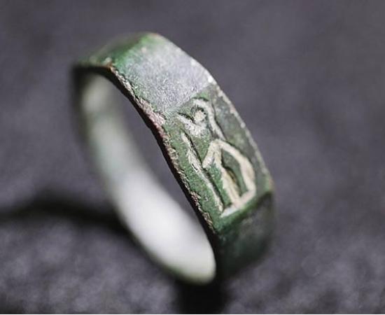 The 1800-year-old Athena ring found in Carmel, Israel        Source: Emil Eljam/ Israel Antiquities Authority
