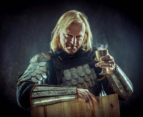 A Medieval knight holding a glass of wine (diter / Adobe Stock)