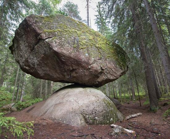 A photo of the Kummakivi Balancing Rock.