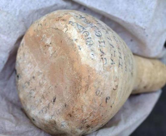 The clay vessel that contained balsam and had written on a fragment of Solon’s poem “Prayer to the Muses.” 