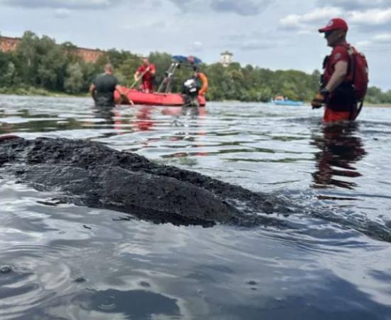 The dugout canoe being extracted from the Vistula River location. 	Source: pogotowiearcheologiczne.pl