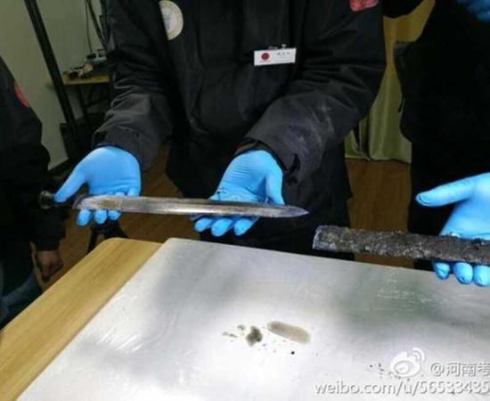 2,300 Years and Still Shining: Archaeologists Unearth Brilliantly Preserved Chinese Sword