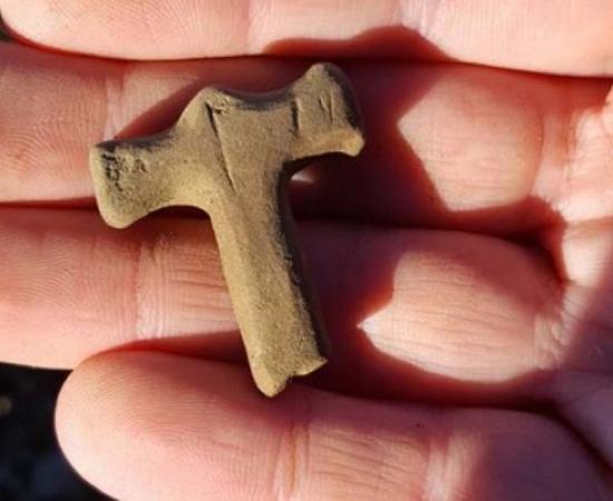 The small Thor’s hammer amulet was carved out of sandstone. 