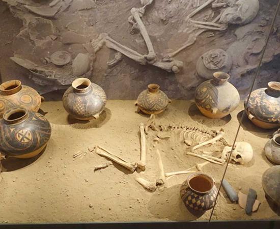 A reconstruction of a burial site from prehistoric China. In Yinxu, about 2,500 pits filled with remains of sacrificial victims have been found in addition to other cemeteries were elites and other locals were buried.