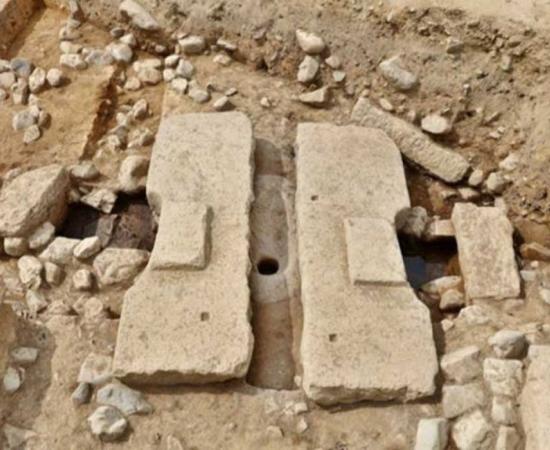 Remains of what appears to be a flush toilet made during the Unified Silla Dynasty in the 8th century have been discovered in a secondary palace in Gyeongju, North Gyeongsang Province, South Korea.
