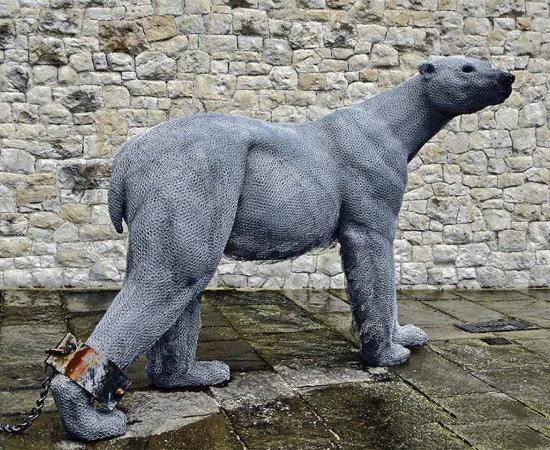 Sculpture by Kendra Haste of the polar bear which once lived in the royal menagerie at the Tower of London. Source: It’s No Game / CC BY 2.0