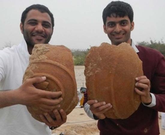 Ali Al Meqbali and Abdulla Al Kaabi with Dilmun storage jar fragments unearthed from Sir Bani Yas.