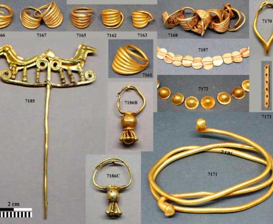Hair rings (top left), a pin (bottom left), necklaces (middle) and a choker (bottom right) were among a total of 26 gold objects from Poliochni on Lemnos examined by the international research team. Source: Christoph Schwall / ÖAI Wien