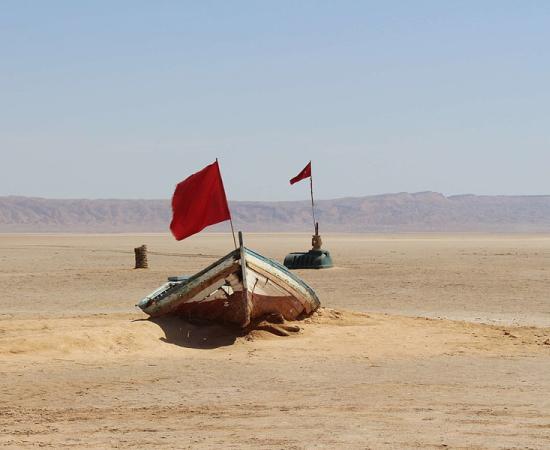 In summer Tunisia's Chott el Djerid salt lake is almost entirely dried up, as seen in this photo from May 2021, but many believe that beneath this sand lies the remains of Tunisian Atlantis. 		Source: Kais photographies / CC BY-SA 4.0