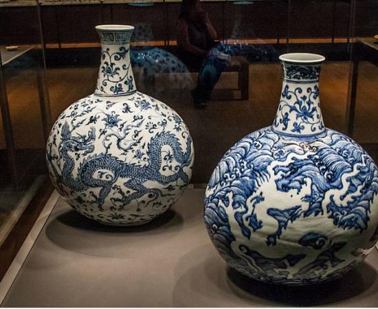 Two porcelain Ming Dynasty flasks, not necessarily part of the dispute. 	Source: British Museum/Public domain
