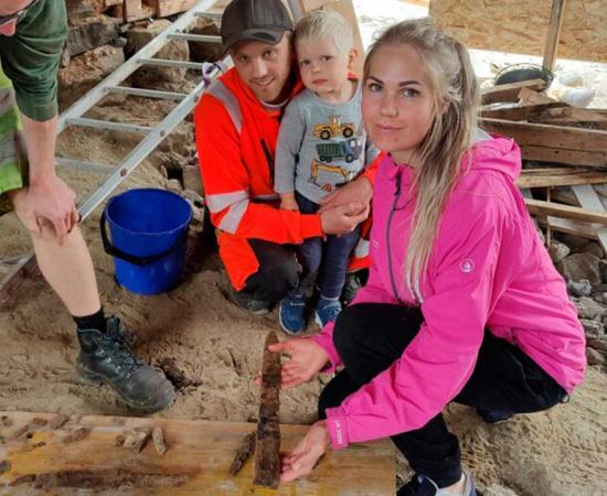 Anne and Oddbjørn Holum Heiland have discovered a Viking age burial with weaponry and jewelry from about 1200 years ago during a home renovation. Source: Joakim Wintervoll/Science Norway