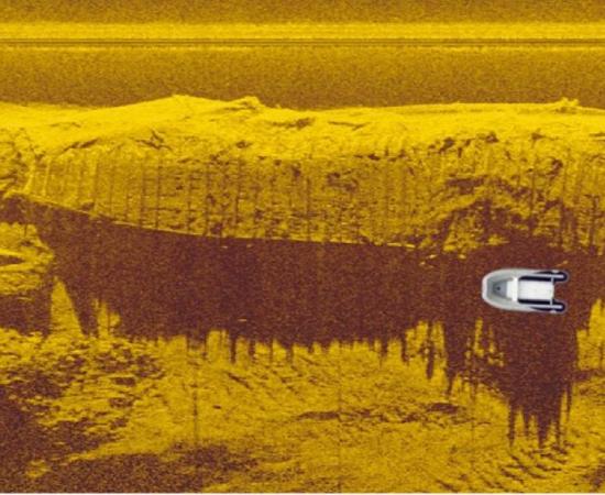A sonar image of the wreck in the Vistula River and the dingy the archaeologists used to search for it, showing the relative size of the ship.            Source: Podwodne wraki Warszawy