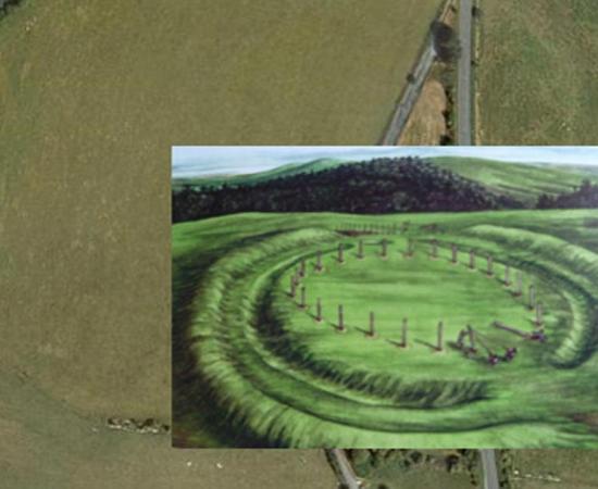 Main: An aerial photograph of Durrington Walls. In the North, West and South, a line of trees handily outlines the shape of the bank, a faint impression can be seen in the East, however, to the right of the road. The River Avon, and the area where the avenue connected it to Durrington Walls, can be seen in the bottom-right (pegasusarchive.org). Inset: An illustration of a similar wooden henge located at Cairnpapple Hill, Scotland.