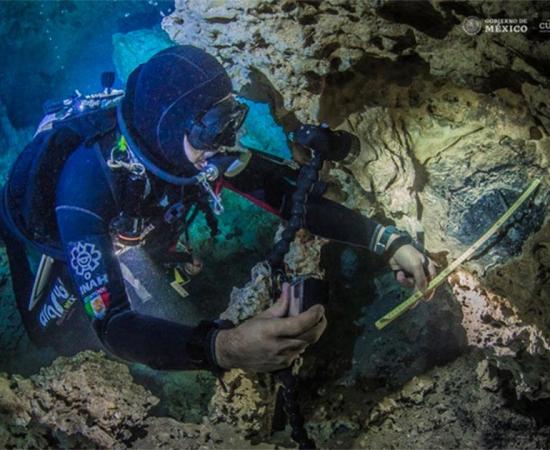 Octavio del Rio recording one of the bonfires in the Yucatan cenote, Aktun Ha. 	Source: Krzysztof Starnawski / INAH