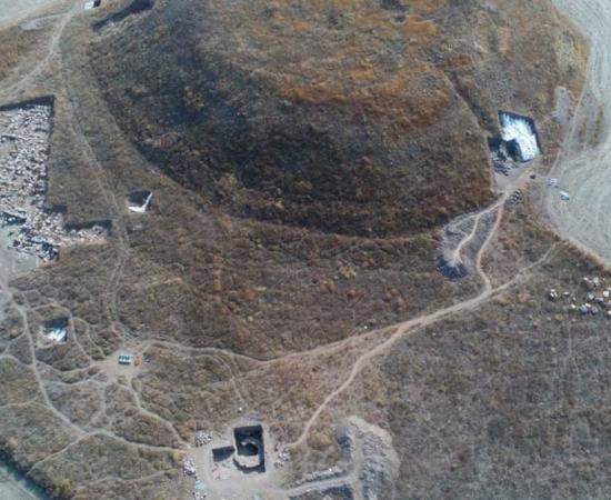 Aerial view of Uşaklı Höyük excavations. At the bottom center, the circular structure, a further clue as to whether this is the holy city of Zippalanda, found during the 2022 excavation campaign is visible.	Source: Emanuele Taccola/University of Pisa