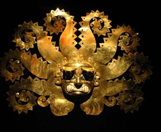 Ancient Peruvian mask made of gold (Carlos Santa Maria / Adobe Stock)