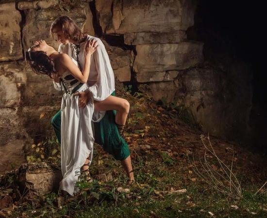 A medieval couple embrace. Source: diter / Adobe Stock