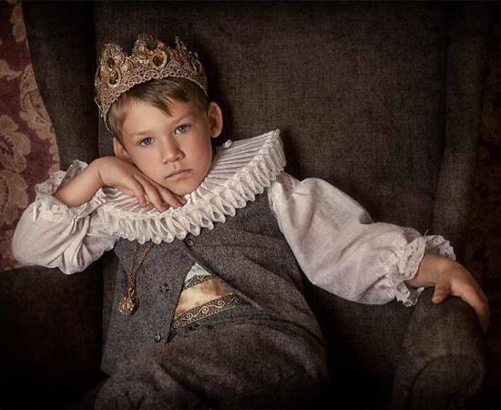 A royal child from the Middle Ages. Source: liyasov / Adobe Stock