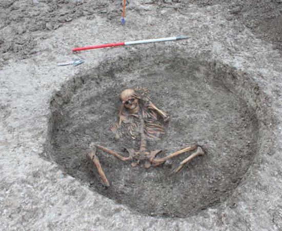 The skeleton of a woman was found in an ancient death pit in Oxfordshire, England, and it may be related to ritual human sacrifice. 