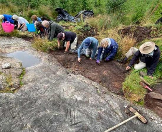 A large axe-grinding stone near Balfron in Scotland is where Neolithic toolmakers sharpened stone axes thousands of years ago. Source: Dr. Murray Cook