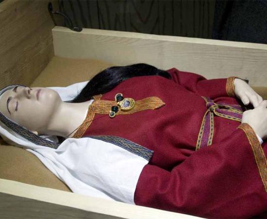 Replica of the “Saxon Princess” bed burial at Kirkleatham Museum. Source: Prioryman/CC BY-SA 3.0