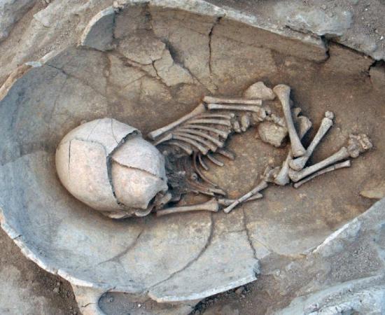 A Middle Bronze Age infant from the Lebanese site of Sidon buried in a large jar. (Claude Doumet-Serhal/ CC BY-NC-ND)