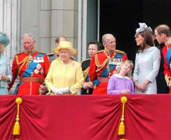 British royal family members, present and deceased, Buckingham Palace. 	Source: Carfax2/CC BY-SA 3.0