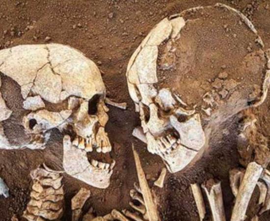Two skeletons known as The Lovers of Valdaro (CC BY-SA 4.0)