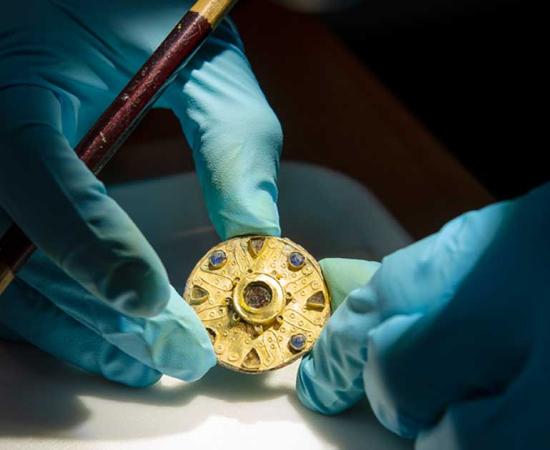 The beautifully crafted golden brooch was discovered within a 7th century grave in Switzerland. Source: Philippe Saurbeck / Archäologische Bodenforschung Basel-Stadt