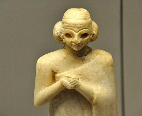 pper part of a gypsum statue of a Sumerian woman. The hands are folds in worship. 
