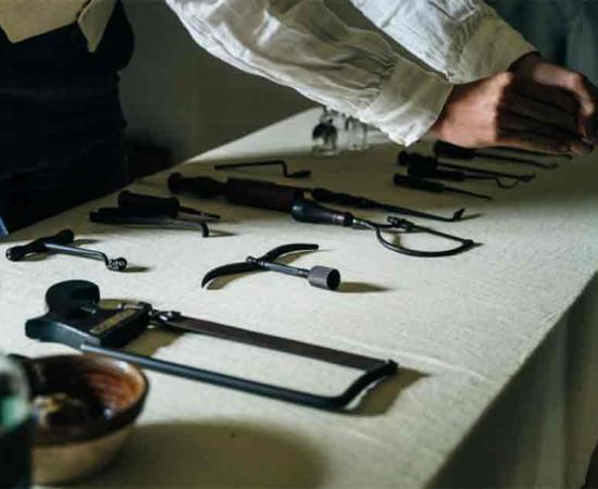Image of medieval surgeon tools on a table.	 Source: IBRESTER/Adobe Stock