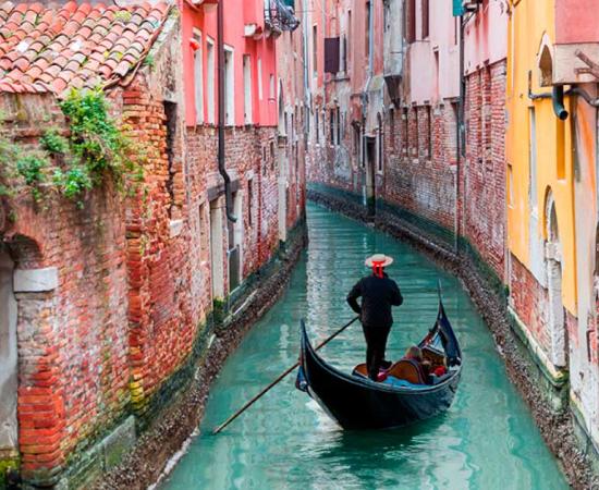 The buildings of Venice appear to float above the water, begging the question “how was Venice built?” Source: muratart / Adobe Stock 