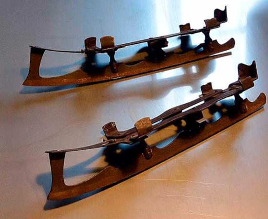 In the famous Eighty Years' War or Dutch War of Independence, ice skates played a crucial role in the final outcome between Spain and the Netherlands that also led to the end of the notorious Spanish Inquisition. Blades of ice skates, made by the German company "Kondor," from about 1890. 		Source: Christos Vittoratos / CC BY-SA 4.0