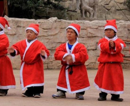 Staff and visitors at the Kingdom of the Little People, Kunming.          Source: Daily Hunt