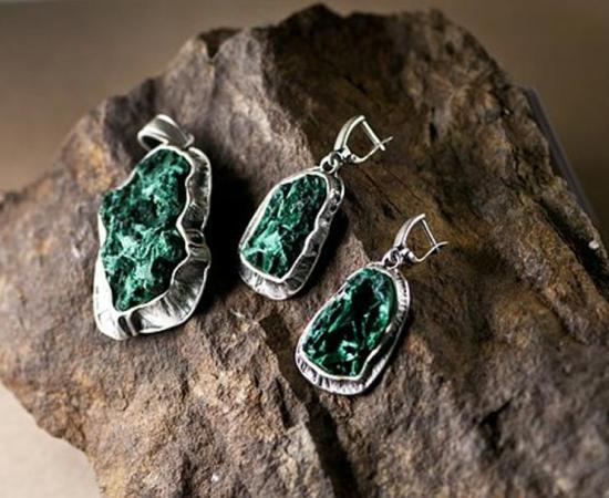 Malachite silver pendant and earrings.	Source: Pixabay